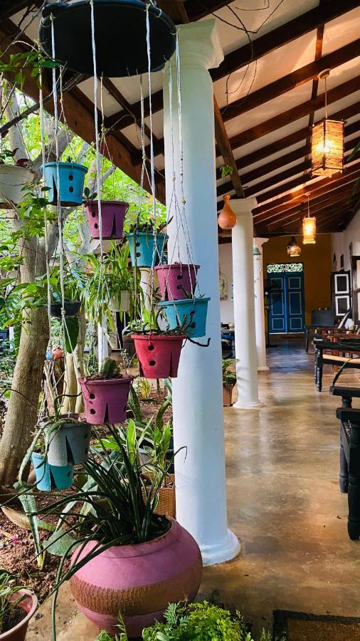 The Courtyard Villa Сигирия Экстерьер фото