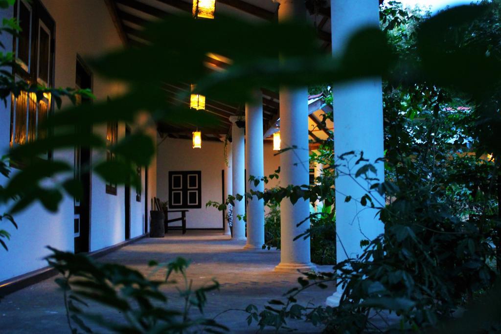 The Courtyard Villa Сигирия Экстерьер фото