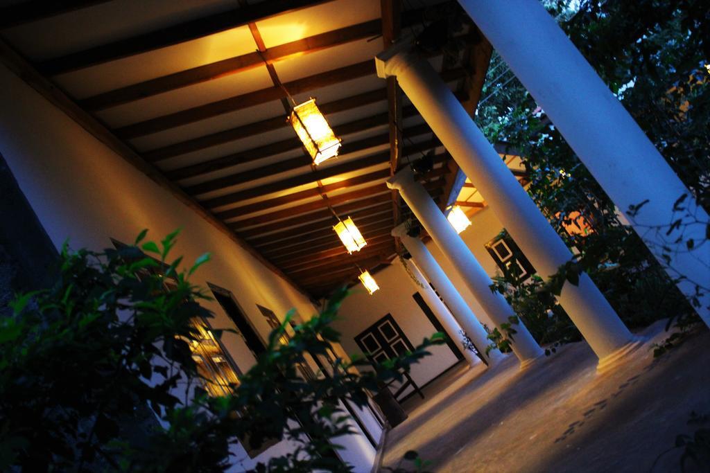 The Courtyard Villa Сигирия Экстерьер фото
