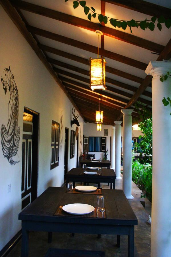 The Courtyard Villa Сигирия Экстерьер фото