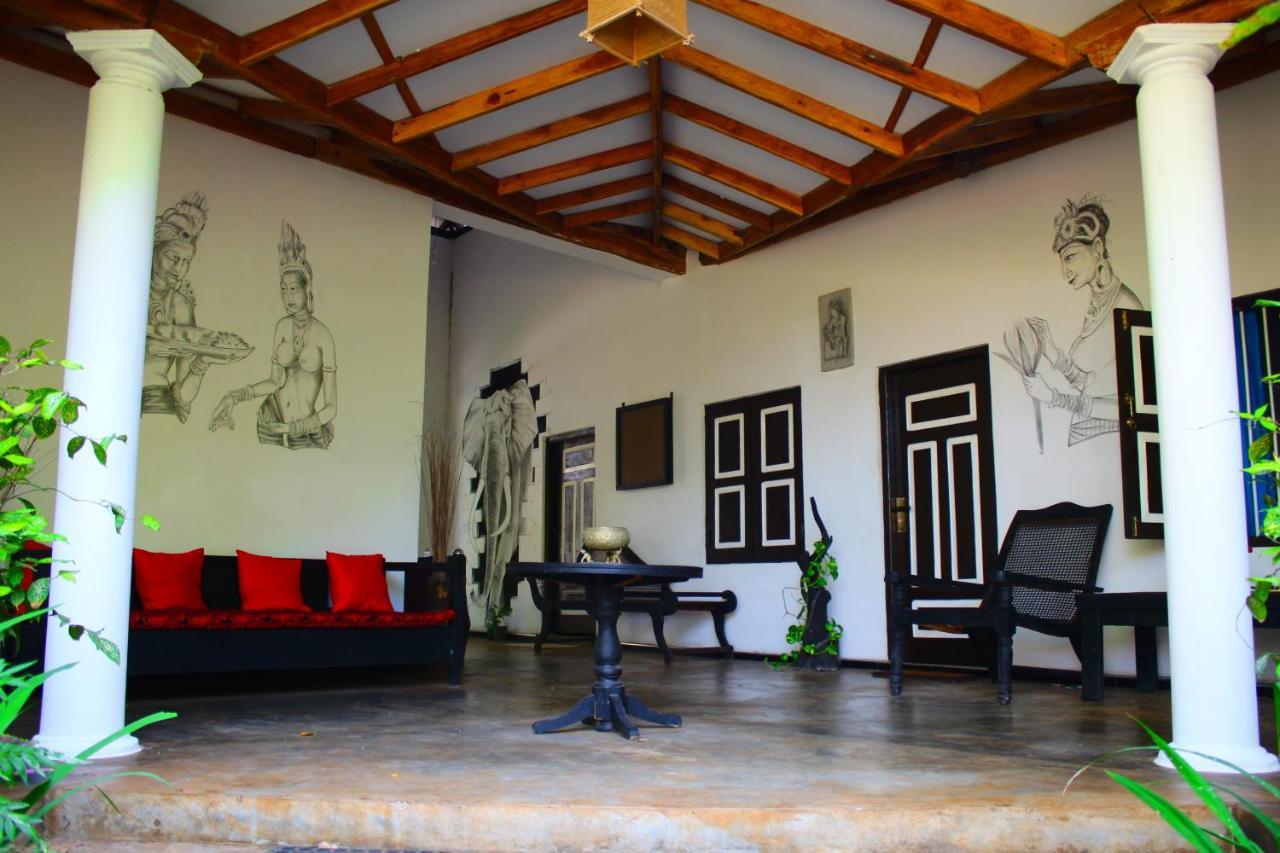 The Courtyard Villa Сигирия Экстерьер фото