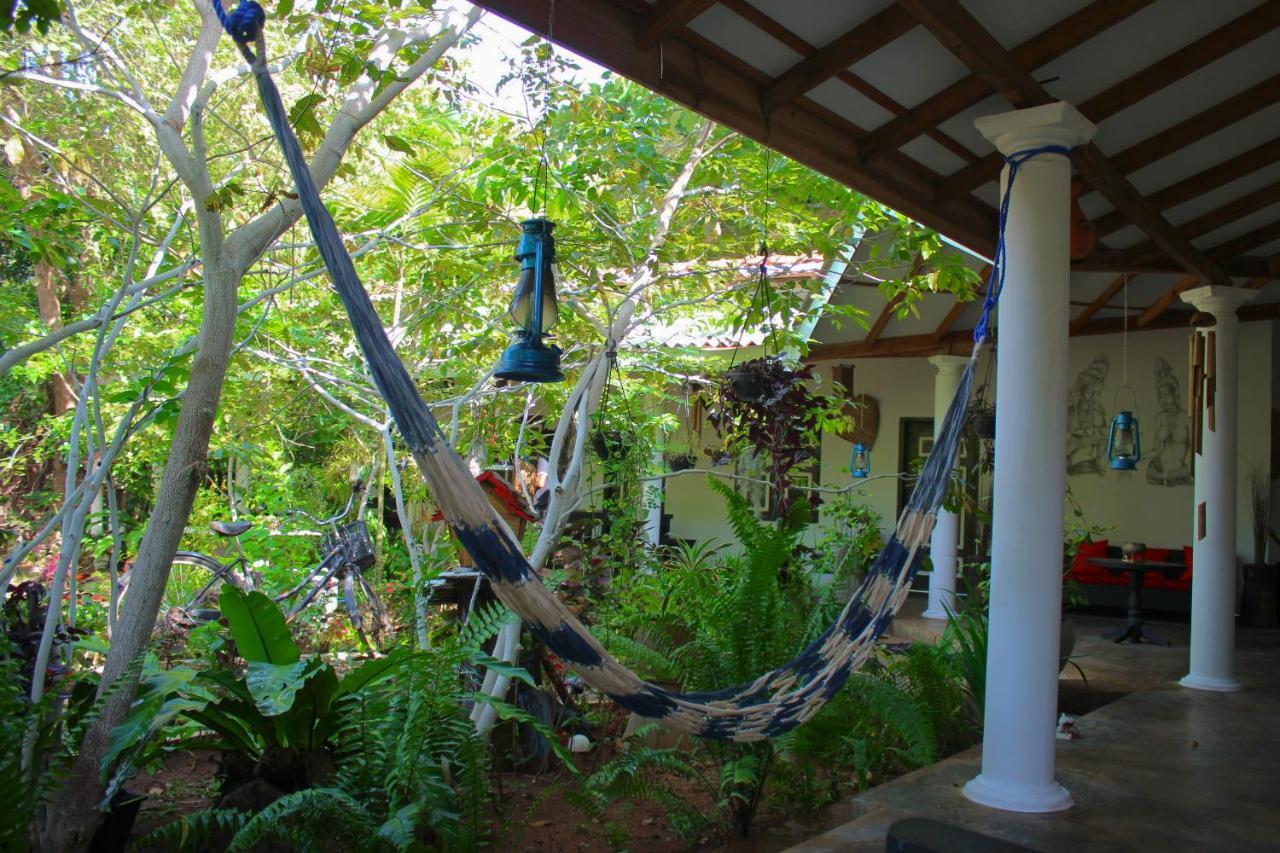 The Courtyard Villa Сигирия Экстерьер фото