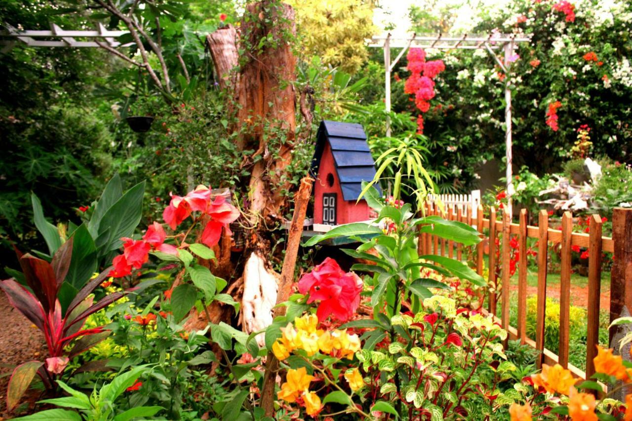The Courtyard Villa Сигирия Экстерьер фото